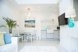 Smart TV, books - Hampton Court Lodge - Beautiful 2 storey apartment 10 mins walk from Palace (Molesey)