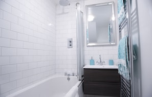 Hair dryer, towels, soap, shampoo - Hampton Court Lodge - Beautiful 2 storey apartment 10 mins walk from Palace (Molesey)