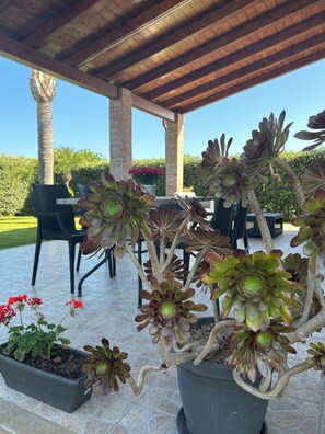 Outdoor dining - Detached villa with swimming pool a stone's throw from the sea between Avola and lido di Noto. (Avola)