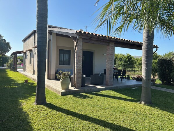 Terrace/patio - Detached villa with swimming pool a stone's throw from the sea between Avola and lido di Noto. (Avola)