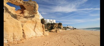 Beach walking distance, Great Pool, HugeTerrace, sleeps 4