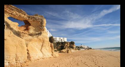 Beach walking distance, Great Pool, HugeTerrace, sleeps 4