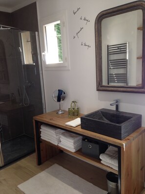 Bathtub, towels