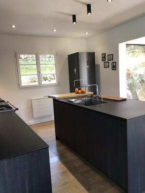 Fridge, microwave, oven, stovetop - Villa with pool near beaches (Biot)