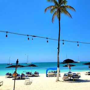 Beach nearby, beach towels - Vacation home with hotel service in sunny garden with pool, close to beach (Oranjestad)