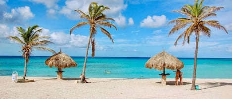 Nära stranden, solstolar och strandhanddukar