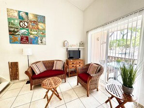 TV, books, stereo - Vacation home with hotel service in sunny garden with pool, close to beach (Oranjestad)