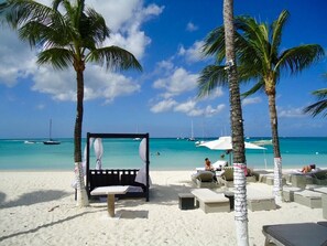 Beach nearby, beach towels - Vacation home with hotel service in sunny garden with pool, close to beach (Oranjestad)