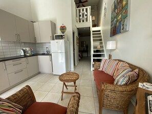 TV, books, stereo - Vacation home with hotel service in sunny garden with pool, close to beach (Oranjestad)