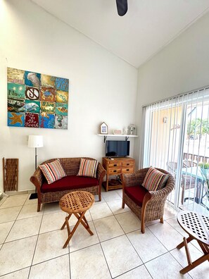 TV, books, stereo - Vacation home with hotel service in sunny garden with pool, close to beach (Oranjestad)