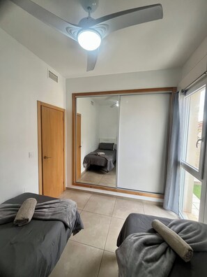 2 chambres, fer et planche à repasser, lit de bébé portatif