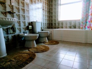 Badkar/dusch, hårtork, bidé och handdukar