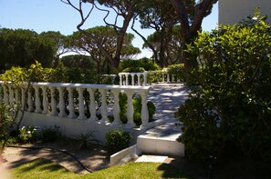 Property grounds - Luxury Villa - 3 Bedroom Holiday Vila With Pool for Rent in Vilamoura (Vilamoura)