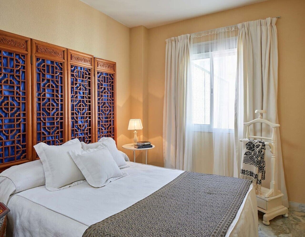 Escritorio, tabla de planchar con plancha, wifi gratis y ropa de cama
