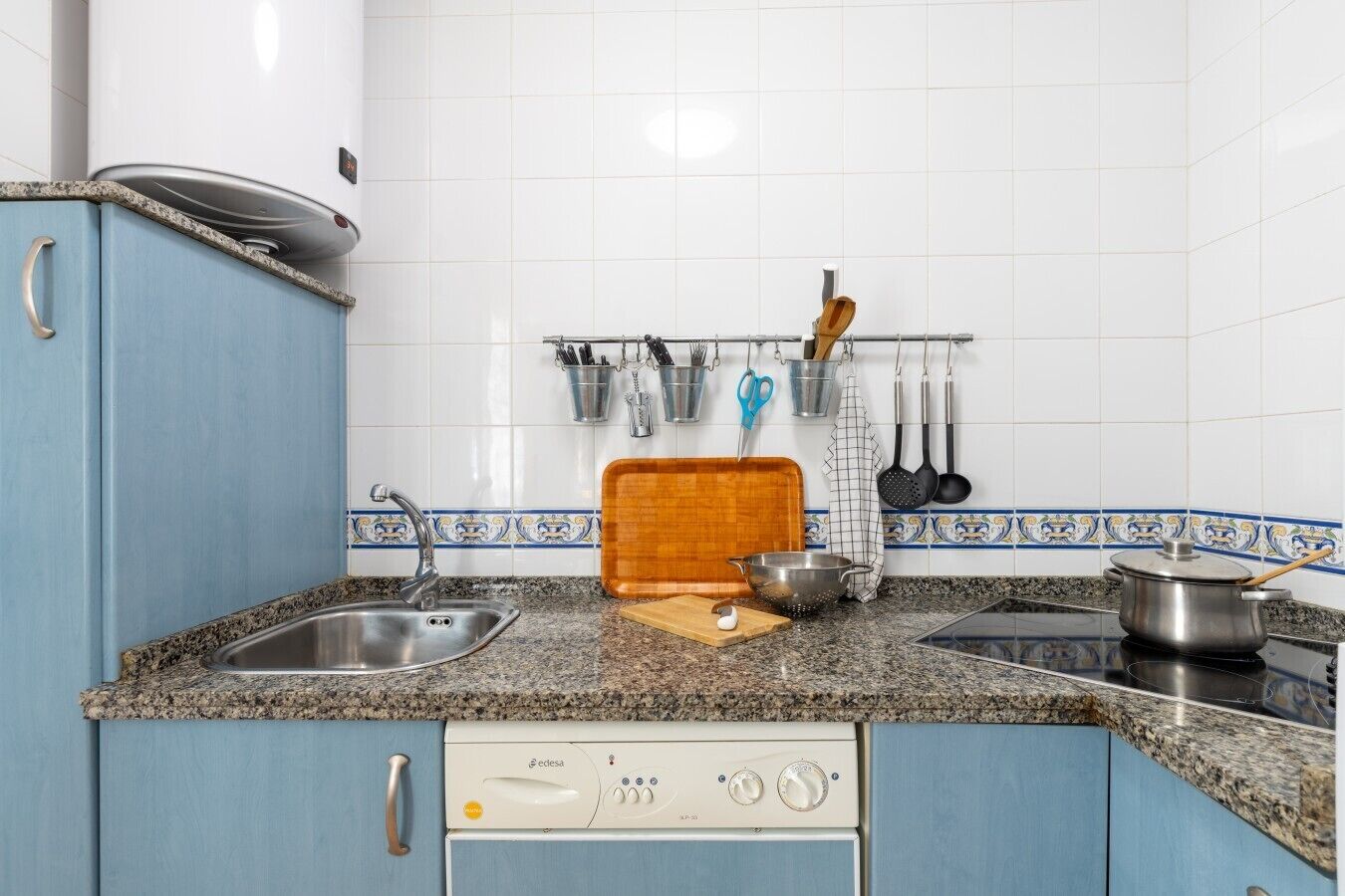 Coffee/tea maker, fridge, microwave, stovetop