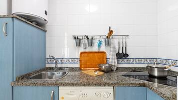 Coffee/tea maker, fridge, microwave, stovetop