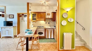 Coffee/tea maker, fridge, oven, stovetop