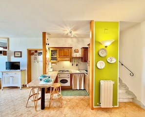 Coffee/tea maker, fridge, oven, stovetop