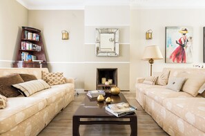 Smart TV, caminetto, lettore DVD, libri