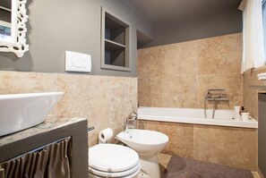 Combined shower/bathtub, hair dryer, bidet, towels