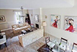 Smart-TV, Kamin, DVD-Player, Bücher