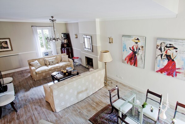 Smart TV, fireplace, DVD player, books