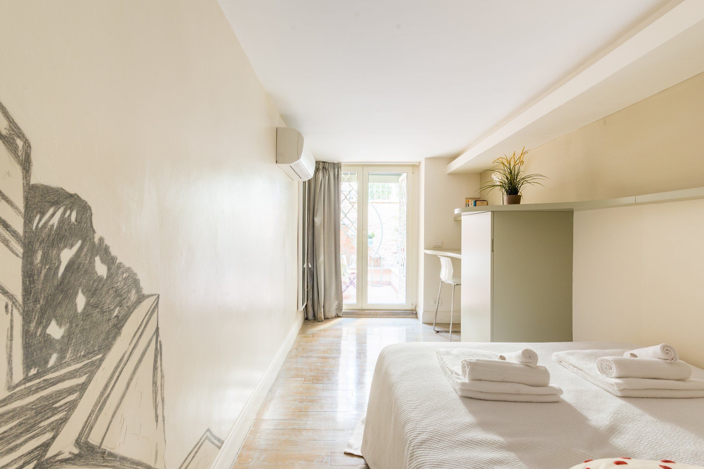 2 bedrooms, in-room safe, desk, iron/ironing board