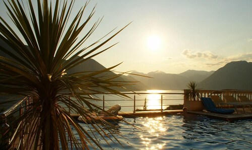 Luxus-Penthouse-Apartment, atemberaubender Blick auf die Bucht von Kotor, Gemeinschaftspool, WLAN 