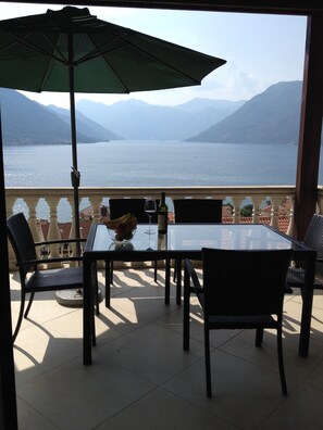 屋外ダイニングエリア