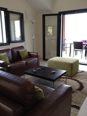 テレビ、DVD プレーヤー、書庫、ステレオ