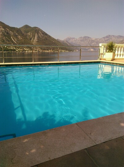 Penthouse Apartment, Stunning Views, Pool, Private Parking, Wifi