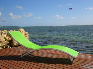 En la playa, sillas reclinables de playa