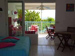 1 habitación, tabla de planchar con plancha y cuna de viaje 