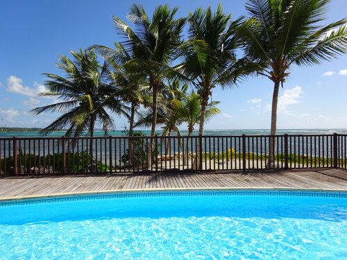 T2 les pieds dans l'eau face au lagon.