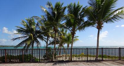 T2 les pieds dans l'eau face au lagon.