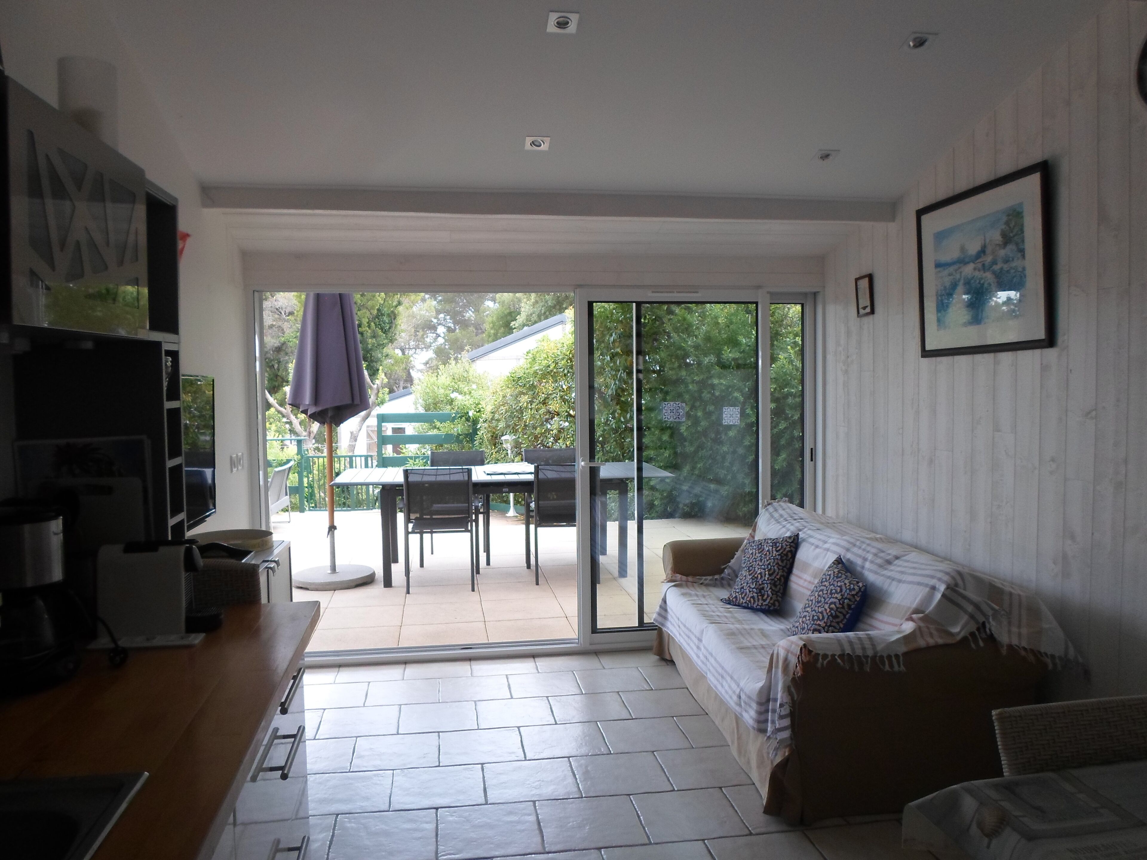 PLEASANT LITTLE LIGHT AND AERIAL PROVENCAL MAS