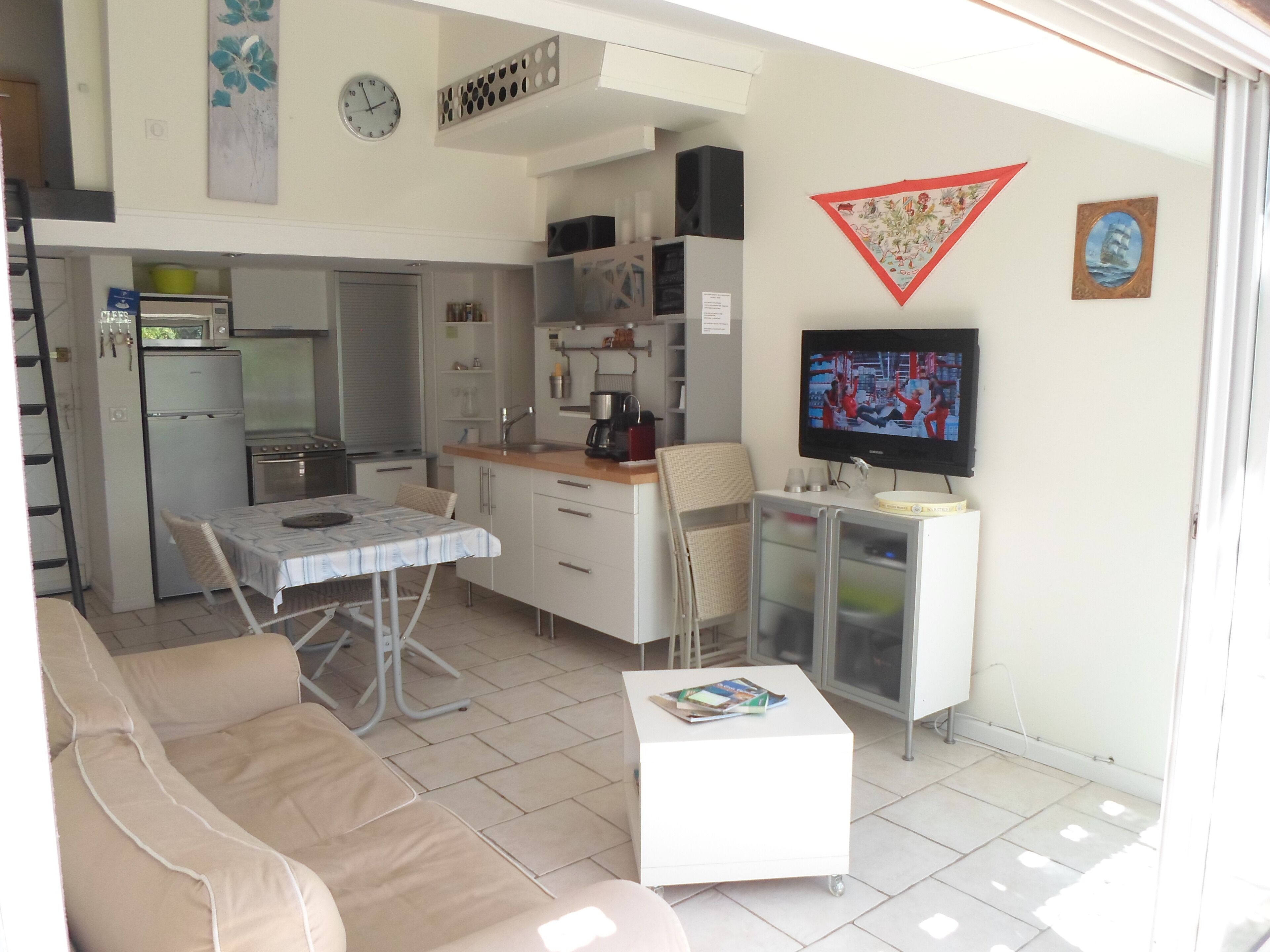 PLEASANT LITTLE LIGHT AND AERIAL PROVENCAL MAS