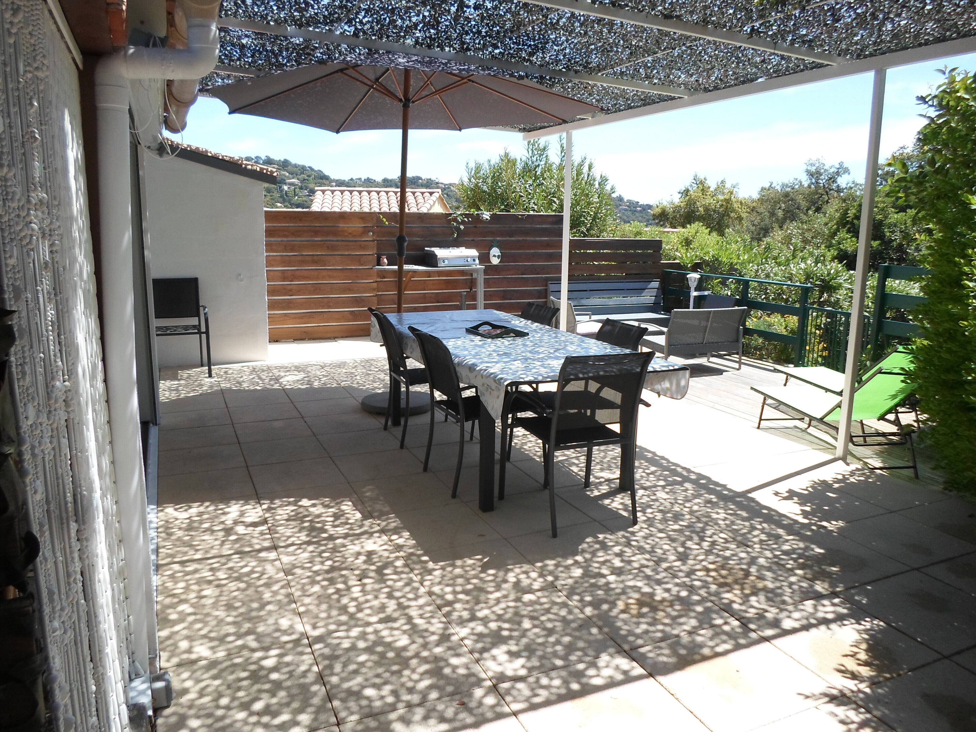 PLEASANT LITTLE LIGHT AND AERIAL PROVENCAL MAS