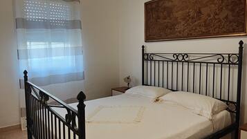 3 bedrooms, desk, iron/ironing board, WiFi (free)