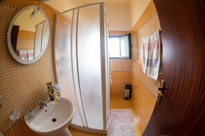 تجهيزات دش، مجففات شعر، مناشف، صابون