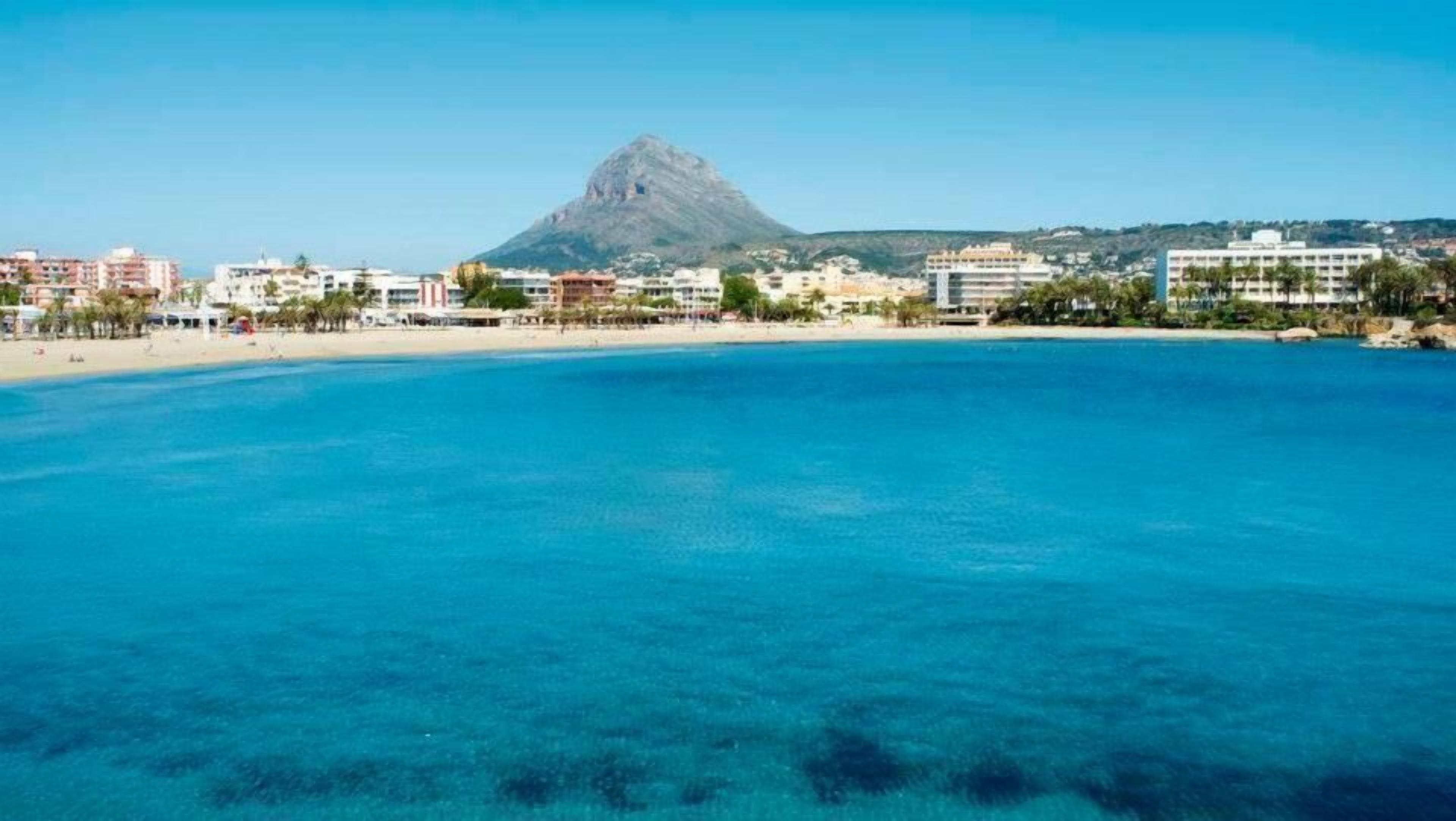 بالقرب من الشاطئ، كراسي للتشمس