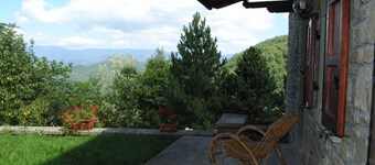 Maison de montagne dans le style toscan, avec spa et piscine.