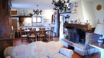 Fernseher, Kamin, DVD-Player, Tischfußball