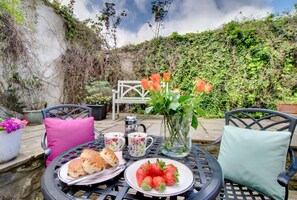 Outdoor dining - Barbican View, luxury Grade II listed apartment opposite Alnwick Castle (Alnwick)