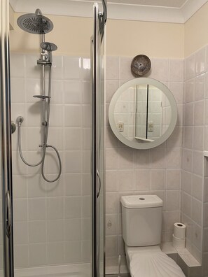 Douche, sèche-cheveux, serviettes fournies, savon