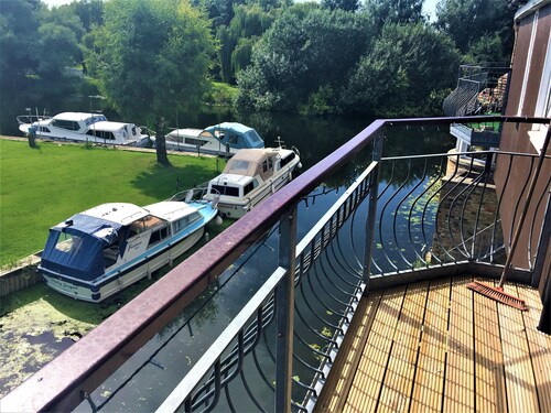 Waterfront House in the heart of St.Neots