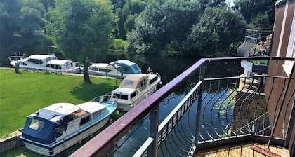 Waterfront House in the heart of St.Neots