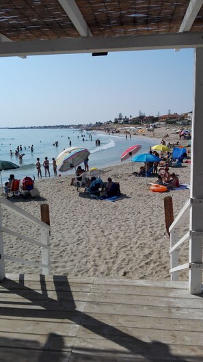 På stranden