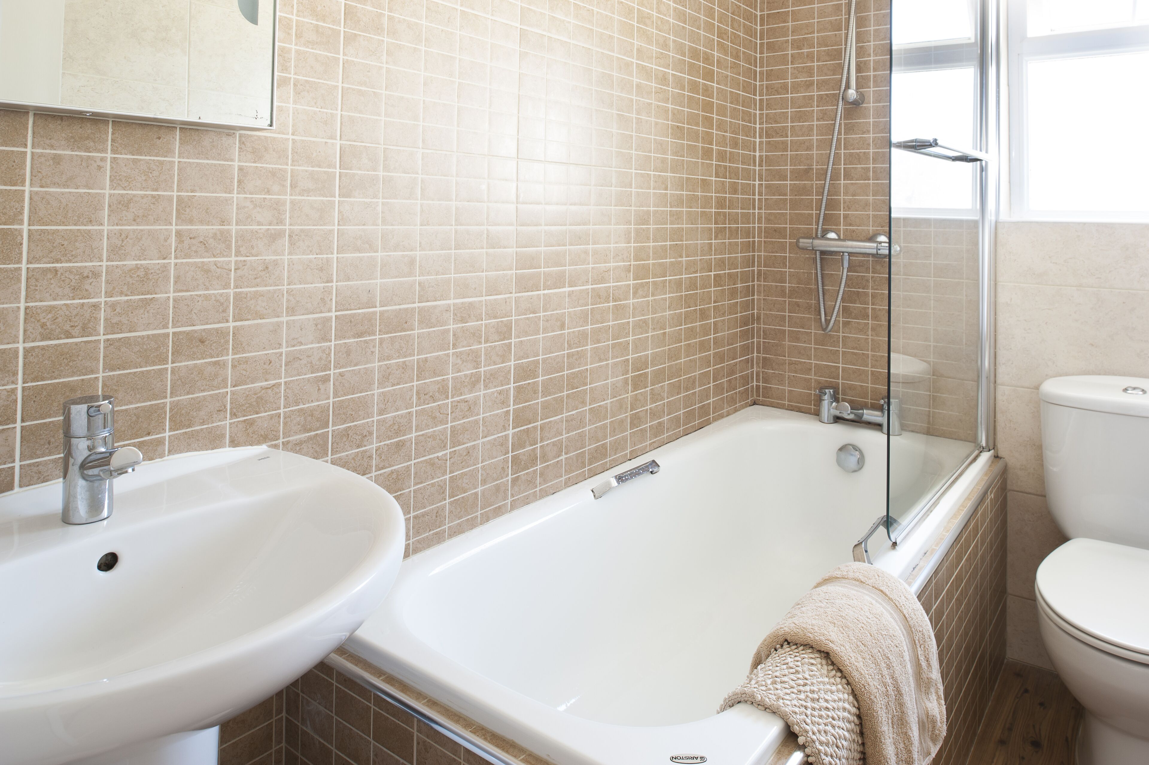 Un baño con bañera, lavamanos e inodoro.