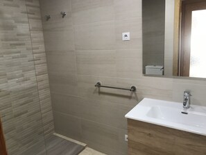 Douche, sèche-cheveux